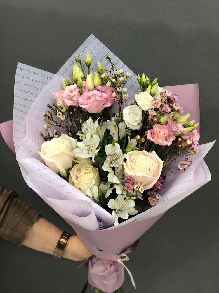 Букет цветов из: Альстромерии, Розы и Лизиантусы в Нязепетровске