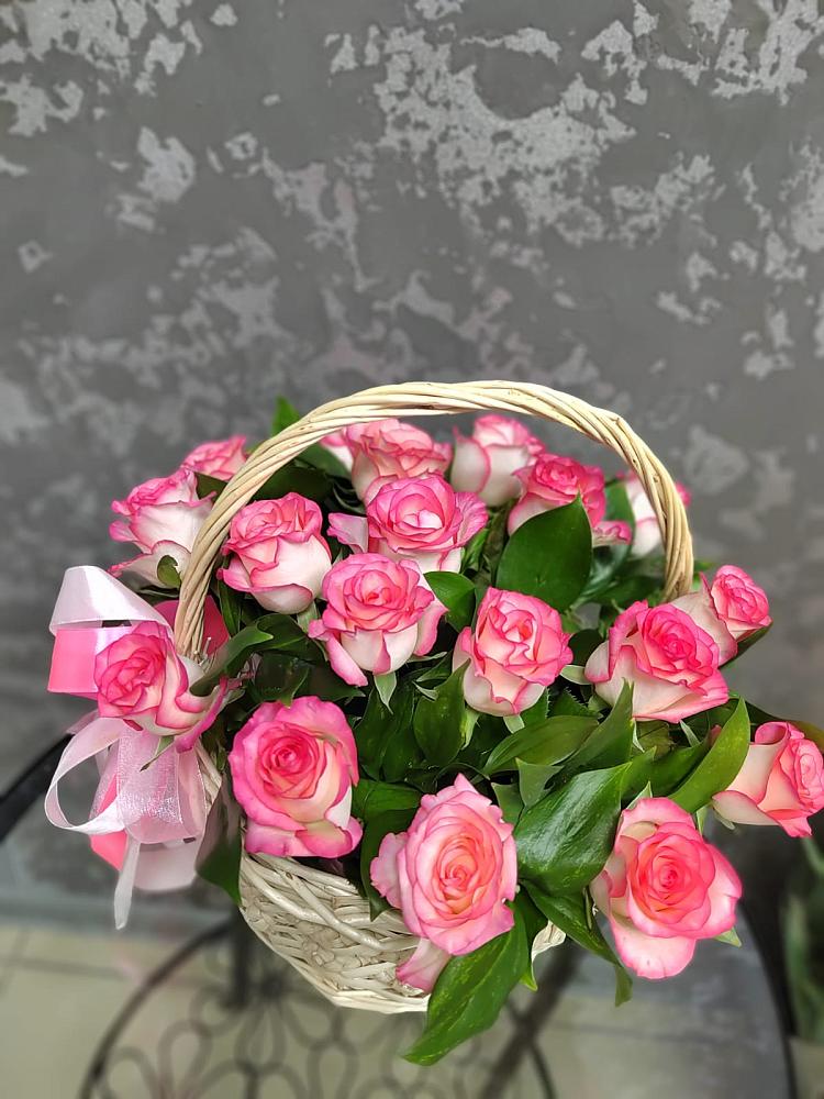 Цветочная композиция из Розы в корзине в Нязепетровске