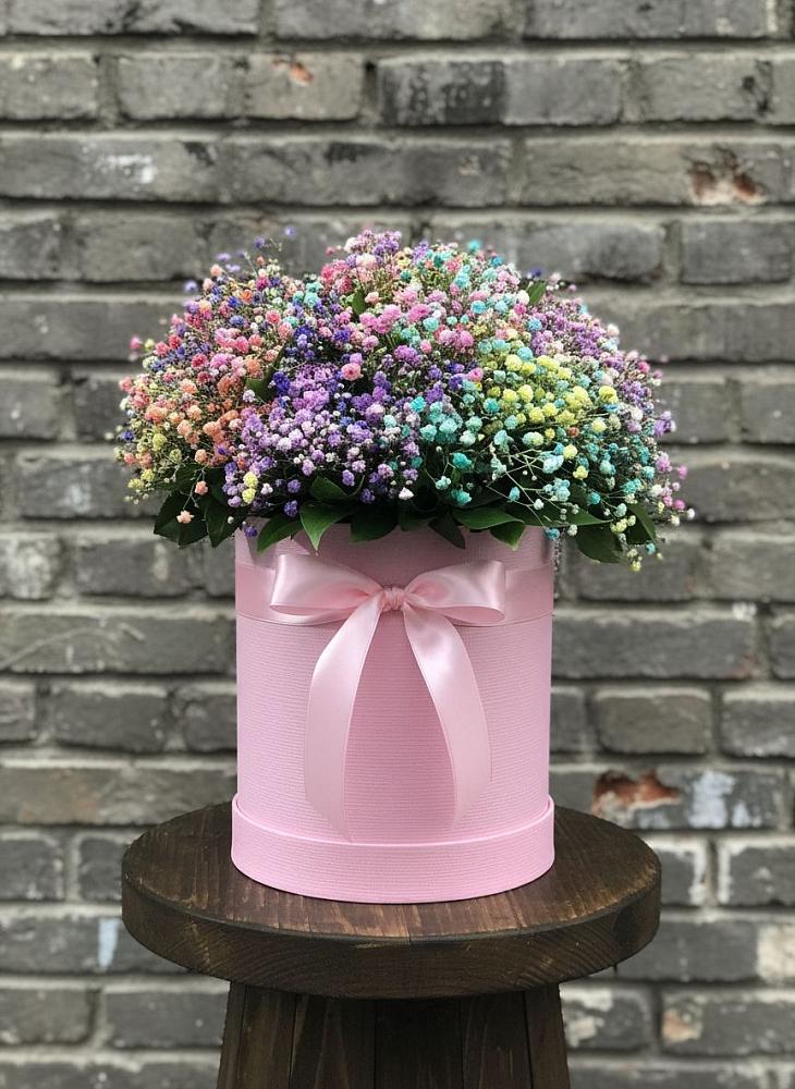 Цветочная композиция из Гипсофила и Розы в шляпной коробке в Нязепетровске