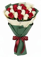 Букет Микс из красных и белых роз в Нязепетровске