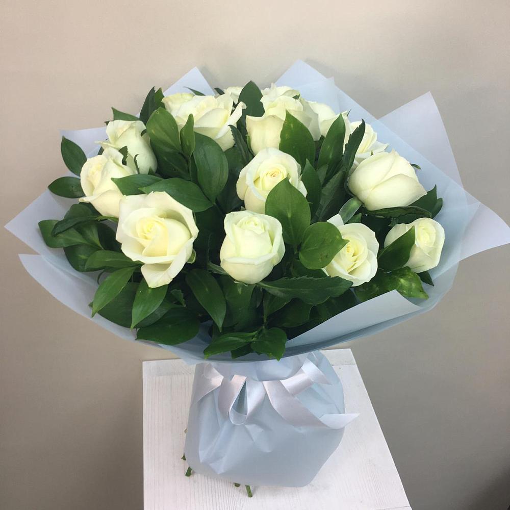 Букет 15 Белых роз Проуд в Нязепетровске
