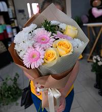 Букет цветов из:  Герберы, Розы и Хризантемы в Нязепетровске