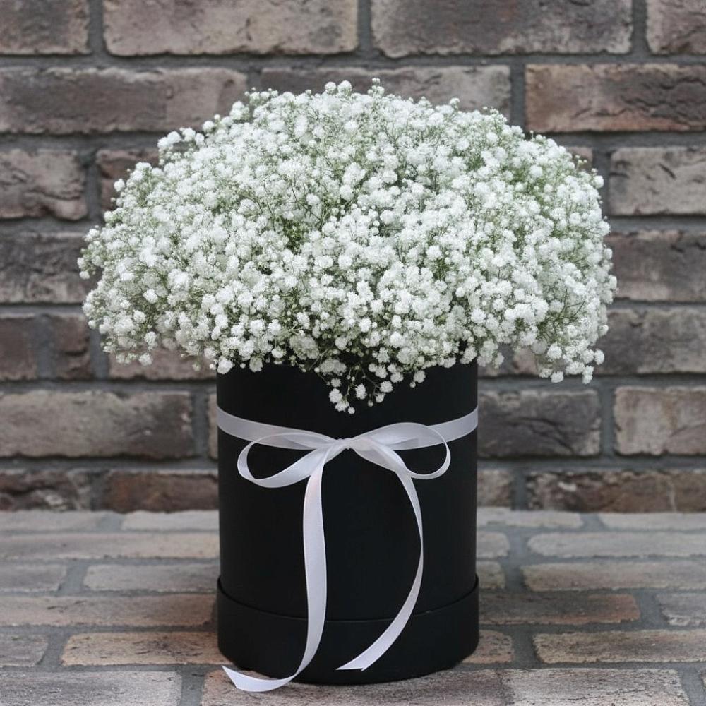 Цветочная композиция из Гипсофила в шляпной коробке в Нязепетровске