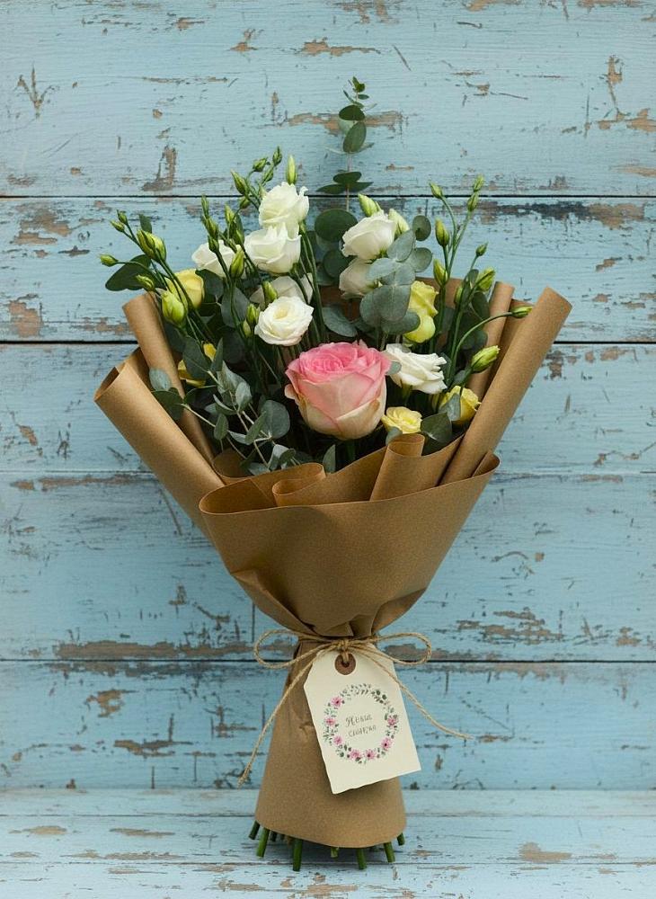 Букет цветов из: Розы и Лизиантусы в Нязепетровске