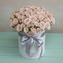 Цветочная композиция из Розы в шляпной коробке в Нязепетровске