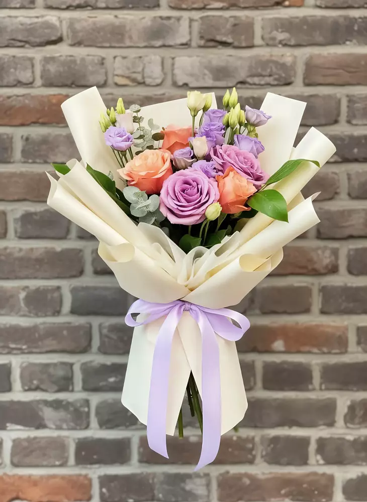 Букет цветов из: Лизиантусы и Розы в Нязепетровске