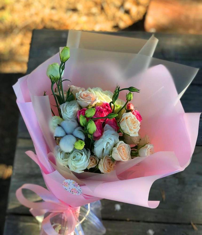 Букет цветов из: Розы и Лизиантусы в Нязепетровске