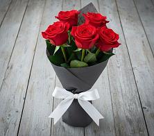 Букет 5 Красных роз Эдлесс Лав в Нязепетровске