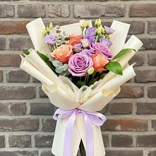 Букет цветов из:  Лизиантусы и Розы в Нязепетровске