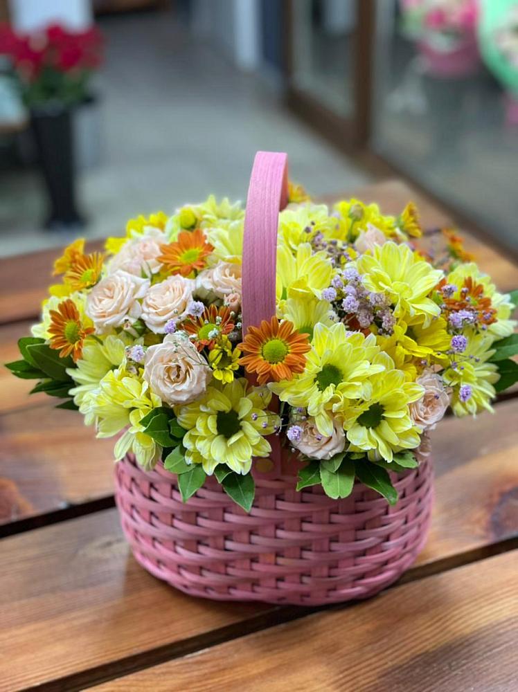Цветочная композиция из Хризантемы и Розы в корзине в Нязепетровске