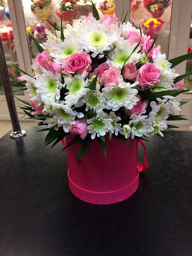 Цветочная композиция из Розы и Хризантемы в шляпной коробке в Нязепетровске