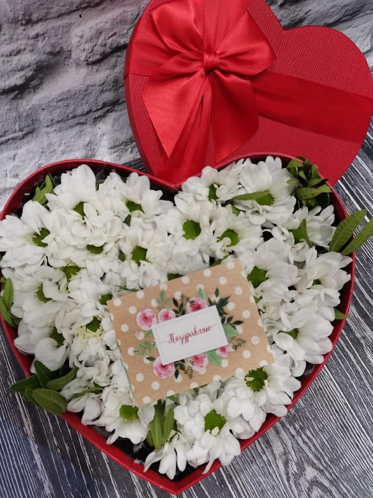 Цветочная композиция из Хризантемы в виде сердца в Нязепетровске