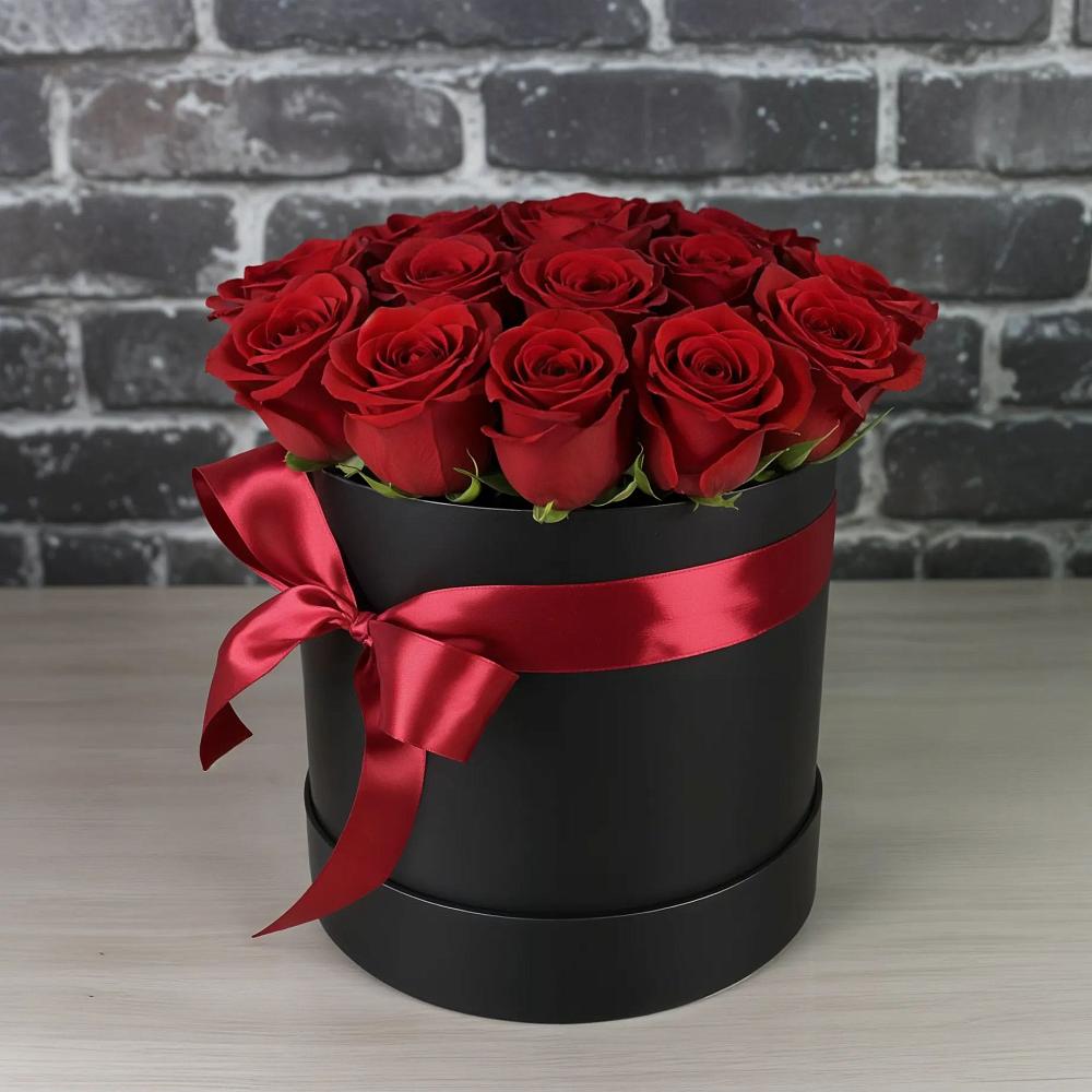 Цветочная композиция из Розы в шляпной коробке в Нязепетровске