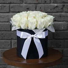 Цветочная композиция из Розы в шляпной коробке в Нязепетровске