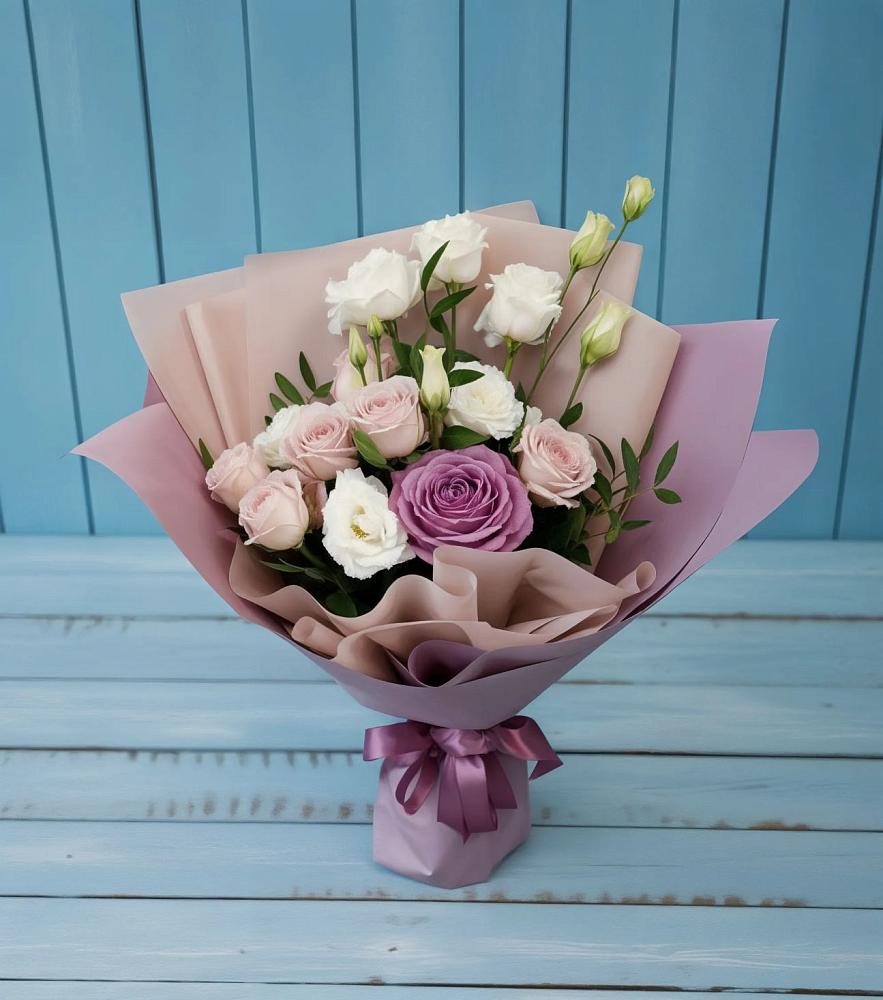 Букет цветов из: Розы и Лизиантусы в Нязепетровске